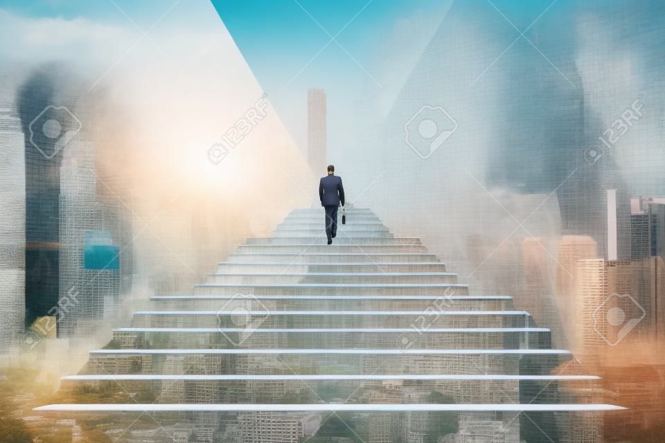 Vue arrière d'un homme d'affaires à monter les escaliers pour se rendre à un grand centre-ville. Le concept de réussite et d'appréciation. Double exposition