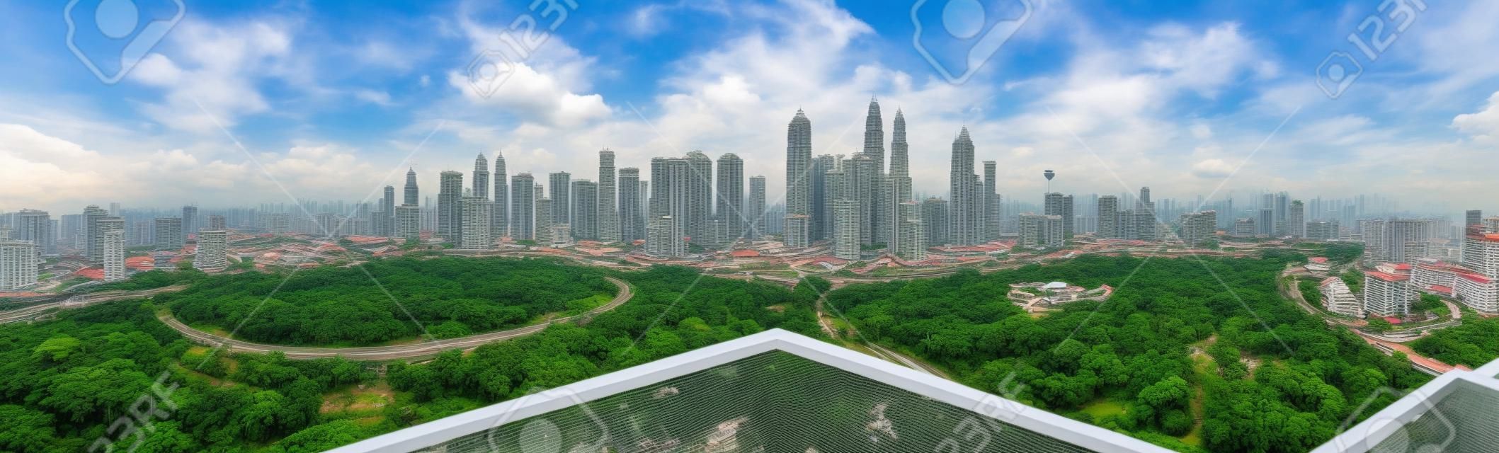 Balcon à aire ouverte avec vue sur le paysage urbain de Kuala Lumpur.