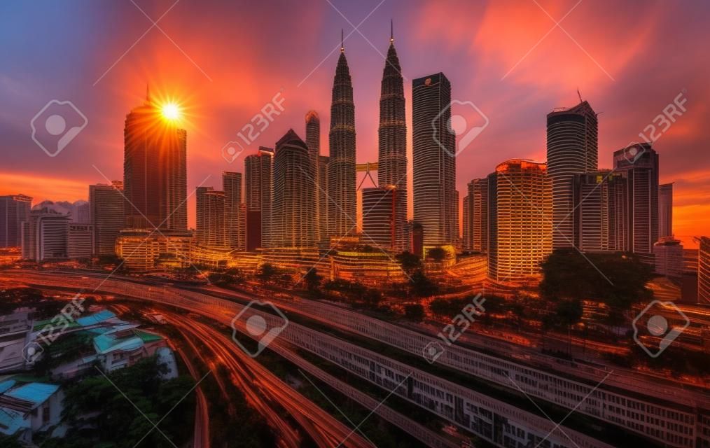 Lever du soleil à Kuala Lumpur avec la silhouette de la ville de Kuala Lumpur