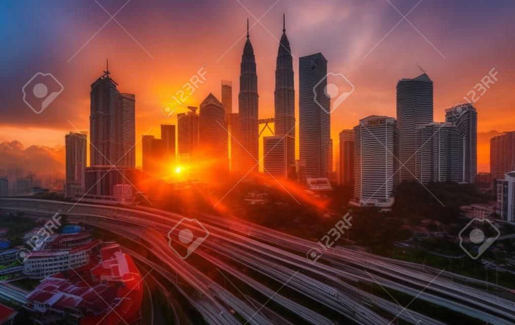 Wschód słońca w Kuala Lumpur z sylwetką panoramy miasta Kuala Lumpur