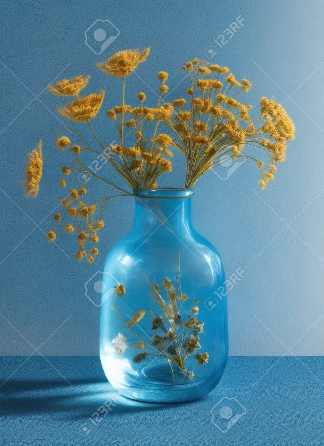 Stilleven van gedroogde bloemen in een blauwe glazen vaas tegen een gestructureerde generatieve ai als achtergrond