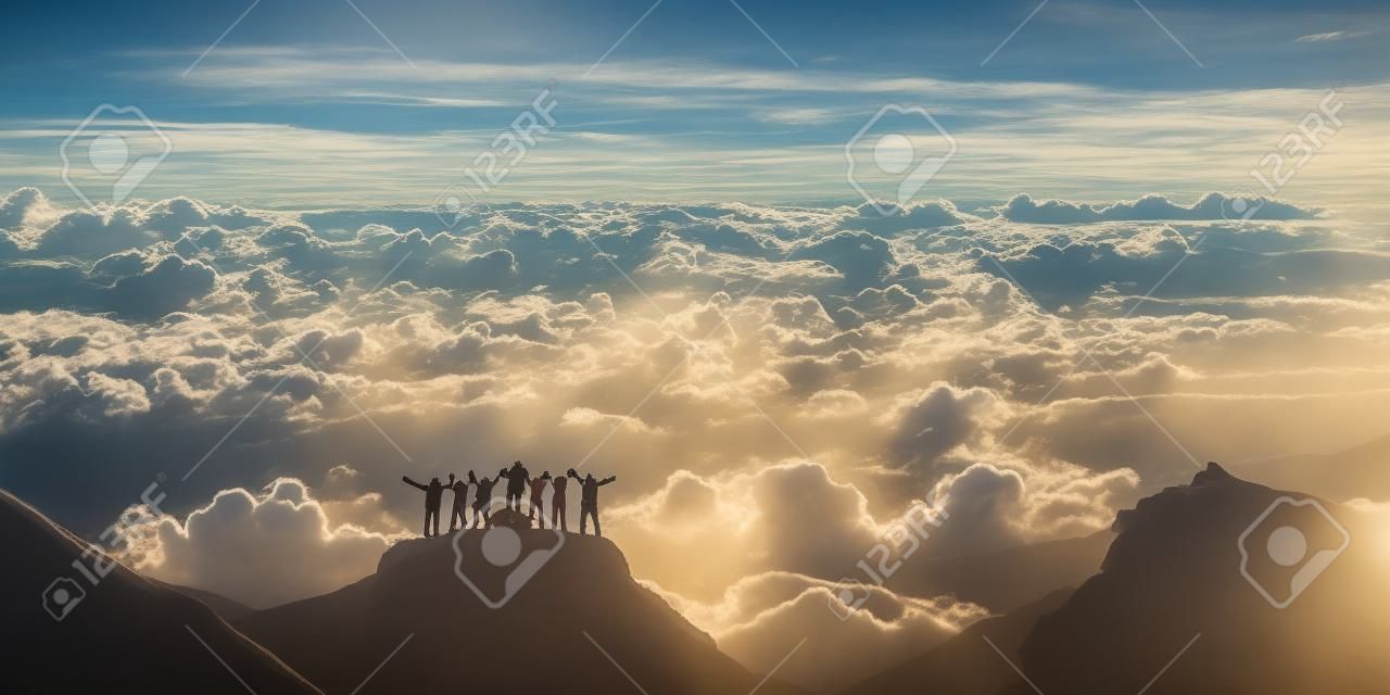 함께 세계의 상단에. 사람들의 그룹은 아름 다운 cloudscape 이상 언덕에 선다.