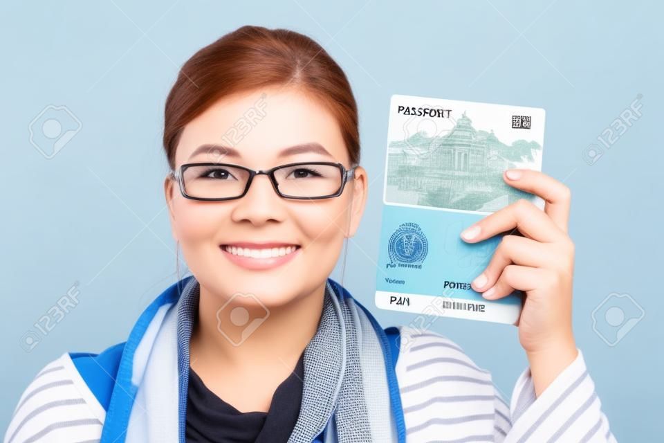 Happy tourist Reisender Frau zeigt Pass, isoliert auf weißem Hintergrund.