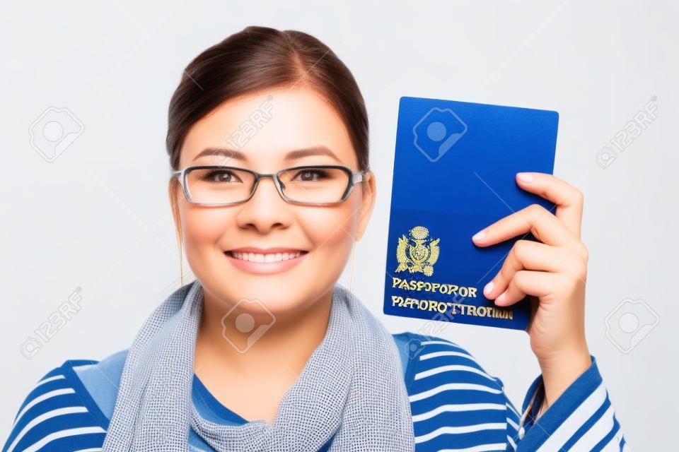 Happy tourist Reisender Frau zeigt Pass, isoliert auf weißem Hintergrund.