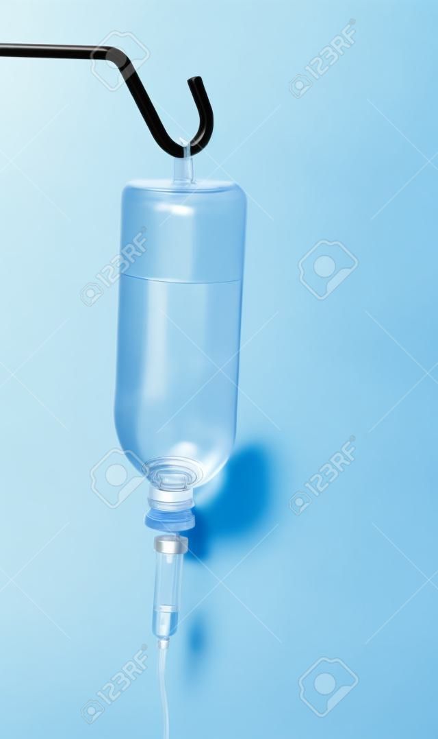 Настой бутылка с IV раствора на белом фоне с копией пространства.