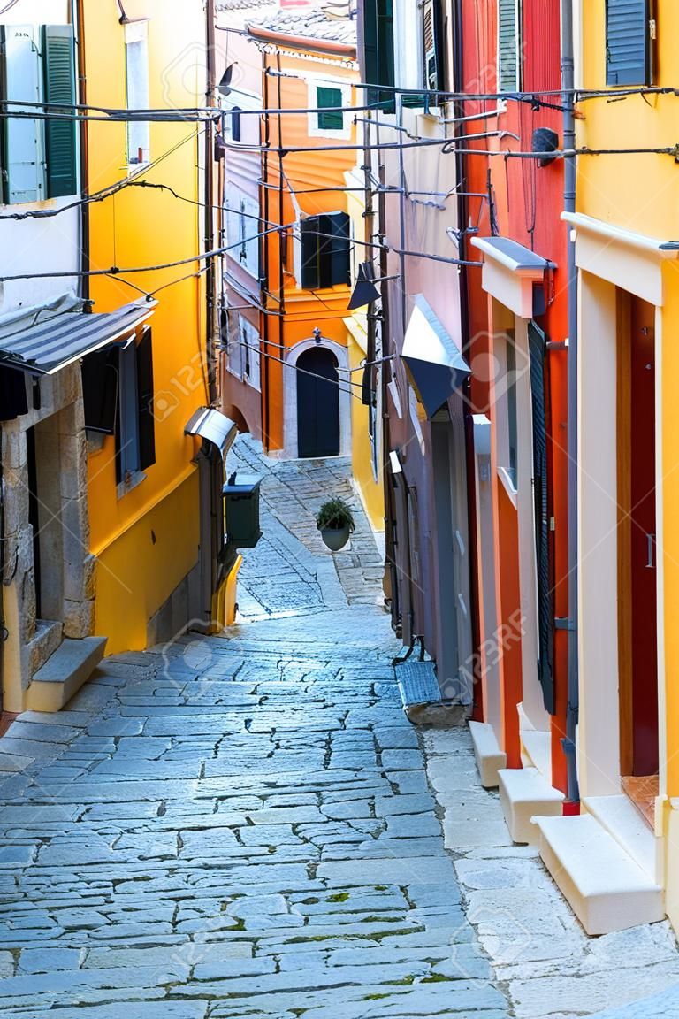 impresionante piedra calle pavimentada con casas de colores, ciudad vieja de Rovinj, región de Istria, Croacia, Europa