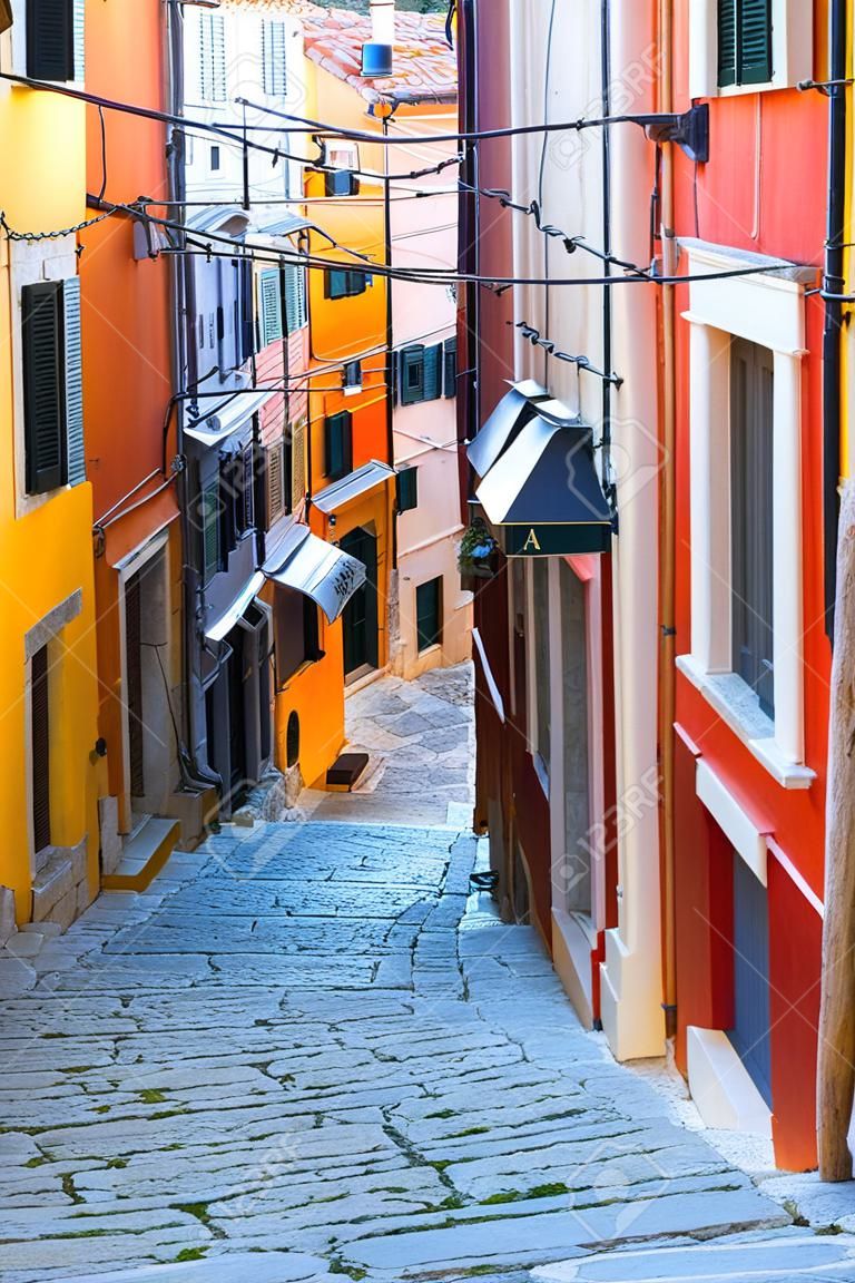 Atemberaubende Stein gepflasterte Straße mit bunten Häusern, Rovinj Altstadt, in der Region Istrien, Kroatien, Europa