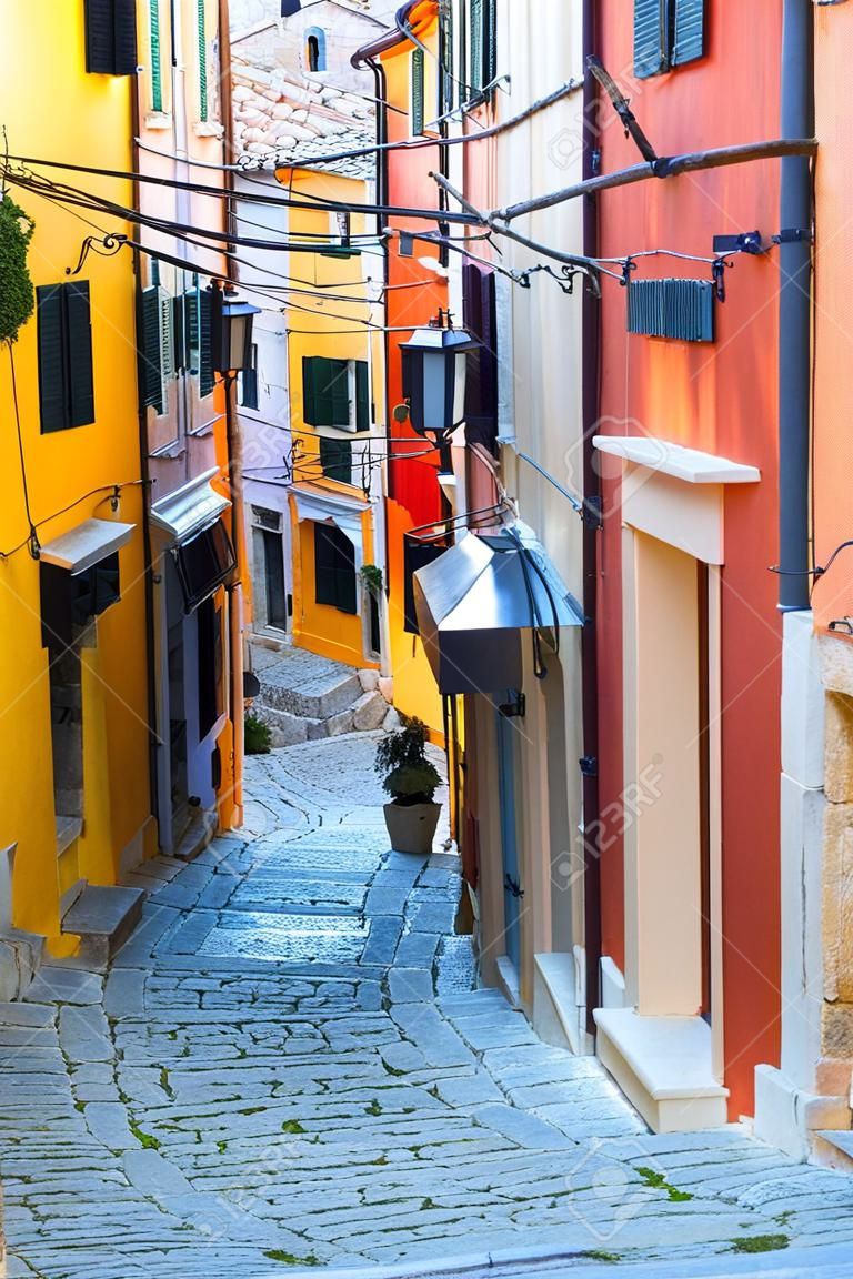 Atemberaubende Stein gepflasterte Straße mit bunten Häusern, Rovinj Altstadt, in der Region Istrien, Kroatien, Europa