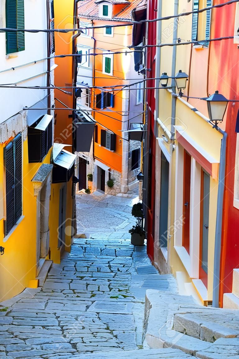 カラフルな家、ロヴィニ旧市街、イストリア半島地域、クロアチア、ヨーロッパ通りを舗装石を見事な