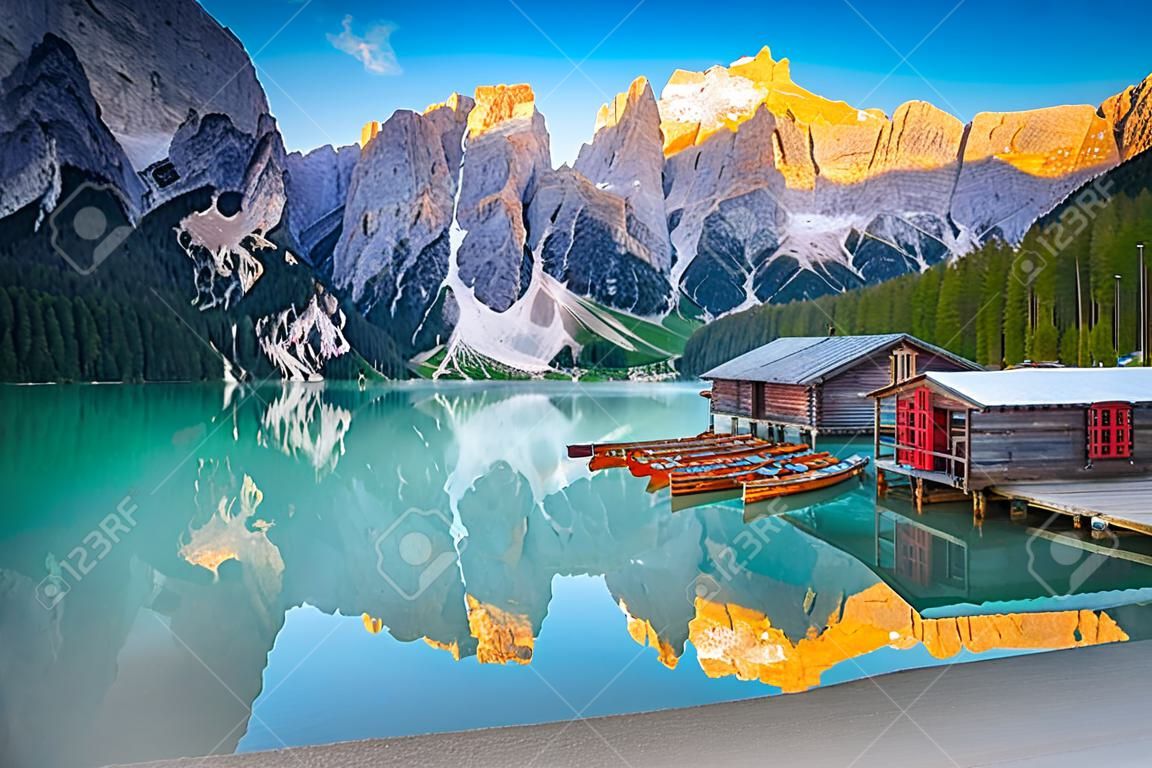 Luogo mozzafiato alpino turistico, ricreativo, escursionistico e fotografico. Graziosa rimessa per barche in legno e barche in legno in fila sul lago, Lago di Braies, Dolomiti, Italia, Europe