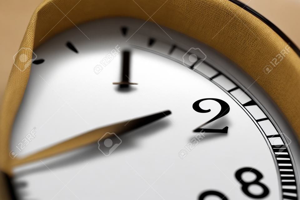 Mão do relógio apontando duas horas na face do relógio branco do relógio de alarme clássico do sino gêmeo