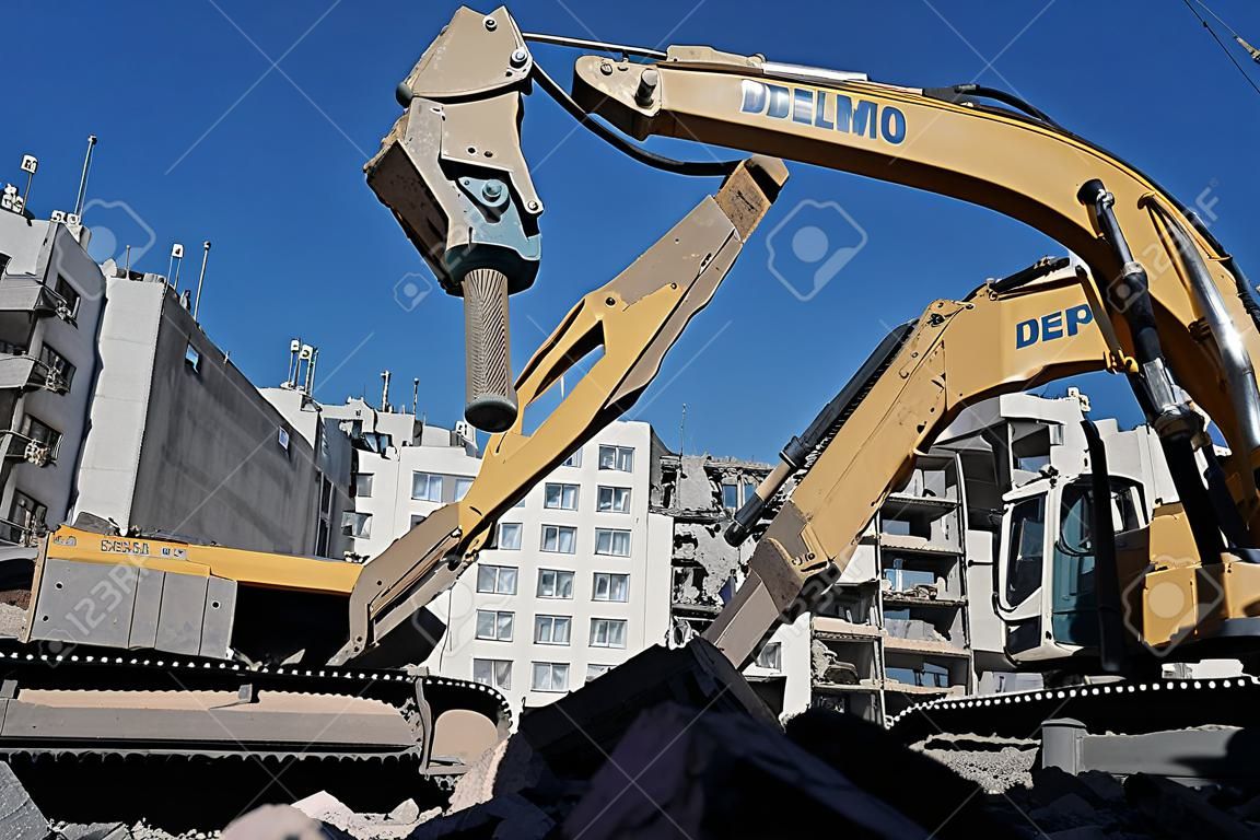Hydraulic hammer on demolitiom of old buildings