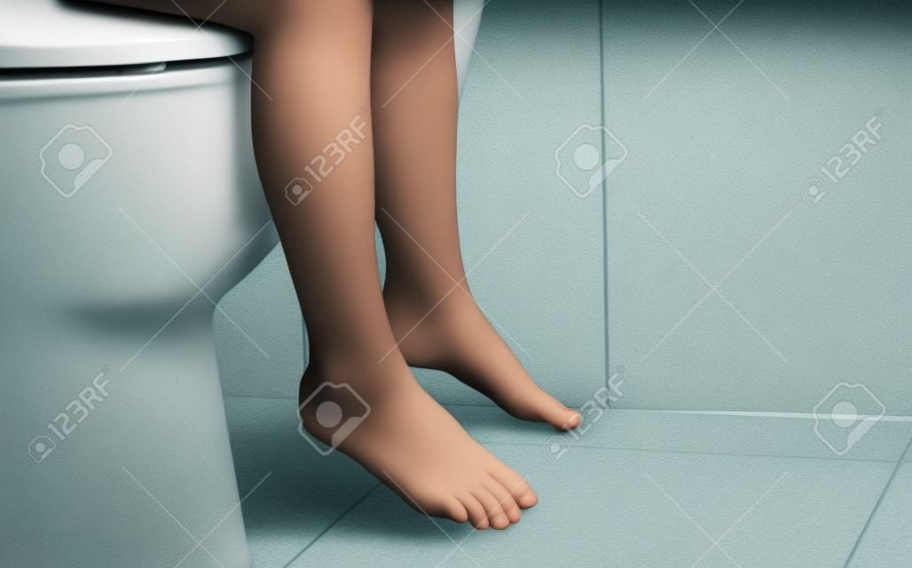 une petite fille assise sur une toilette pipi