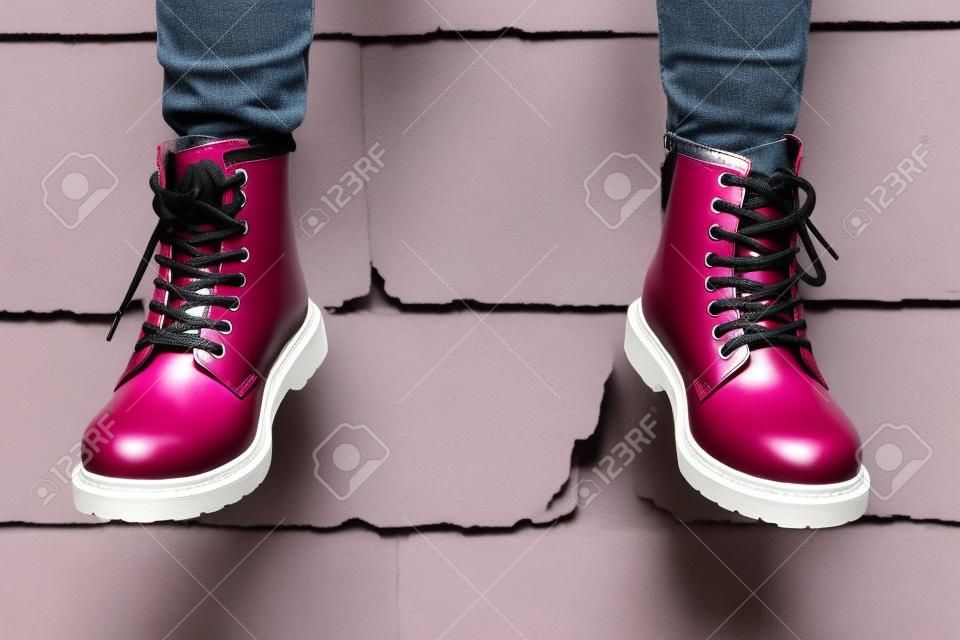 素敵なピンク代替女の子または女性軍スキンヘッド - 座っている靴厳しい