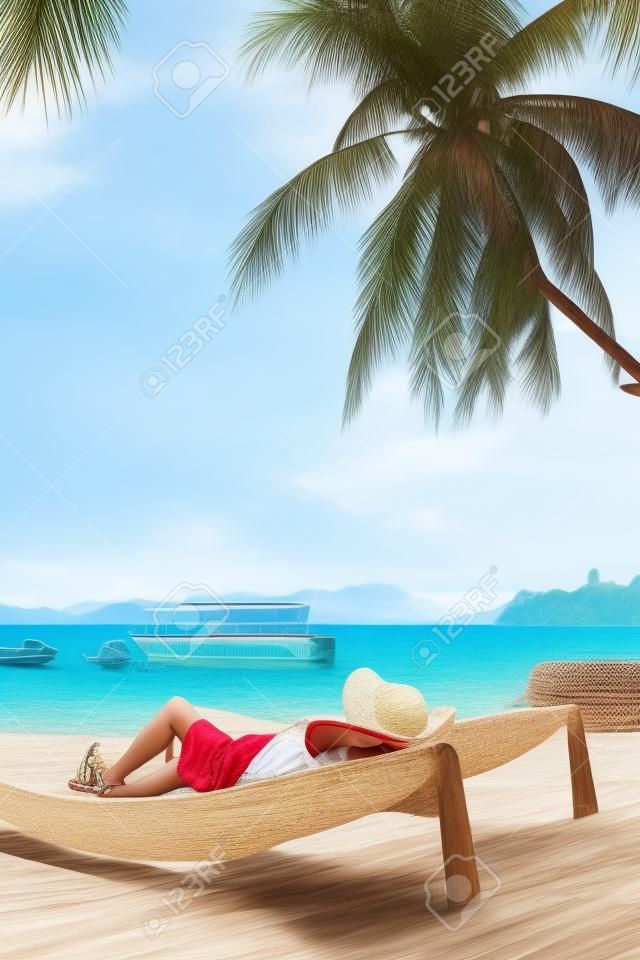 Conceito de férias de praia de verão, mulher da Ásia com chapéu relaxante e na praia da cadeira com barco de velocidade na parte traseira em Koh Payam, Ranong, Tailândia