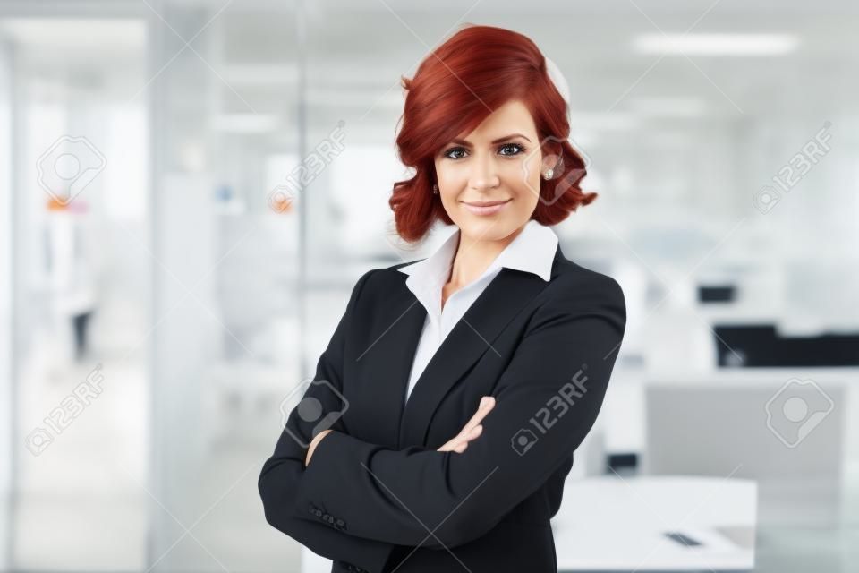 Portrait einer Geschäftsfrau in einem Büro. Verschränkte Arme