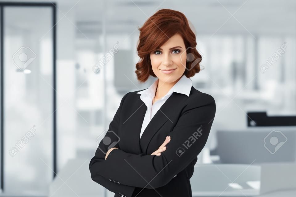 Ritratto di una donna d'affari in un ufficio. Braccia incrociate