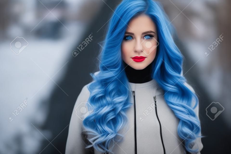 特写：一位年轻金发女郎，美丽的蓝眼睛戴着黑色夹克，户外漂亮的俄罗斯女性，城市背景中长波浪发型发型女人。