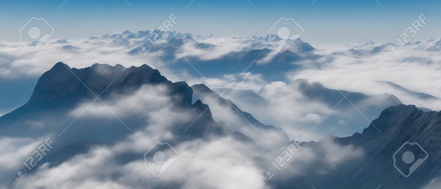 Vista sulle montagne coperte di nebbia dal Passo Mangart che collega il versante italiano e sloveno, Passo Mangart