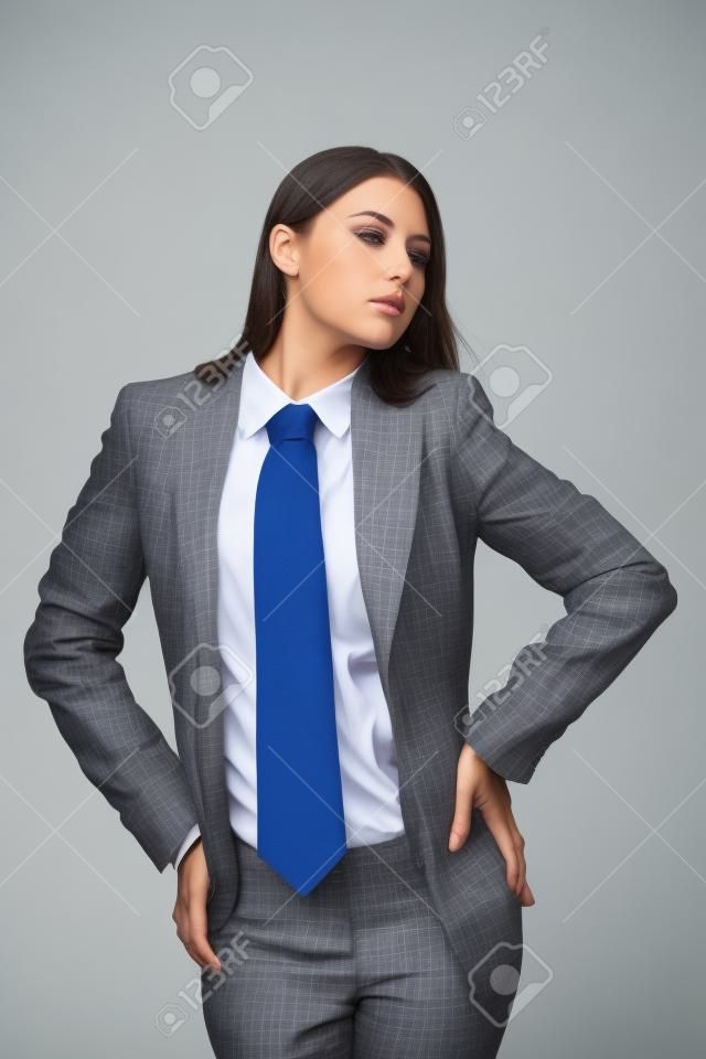 giovane donna vestita in un abito uomo e cravatta