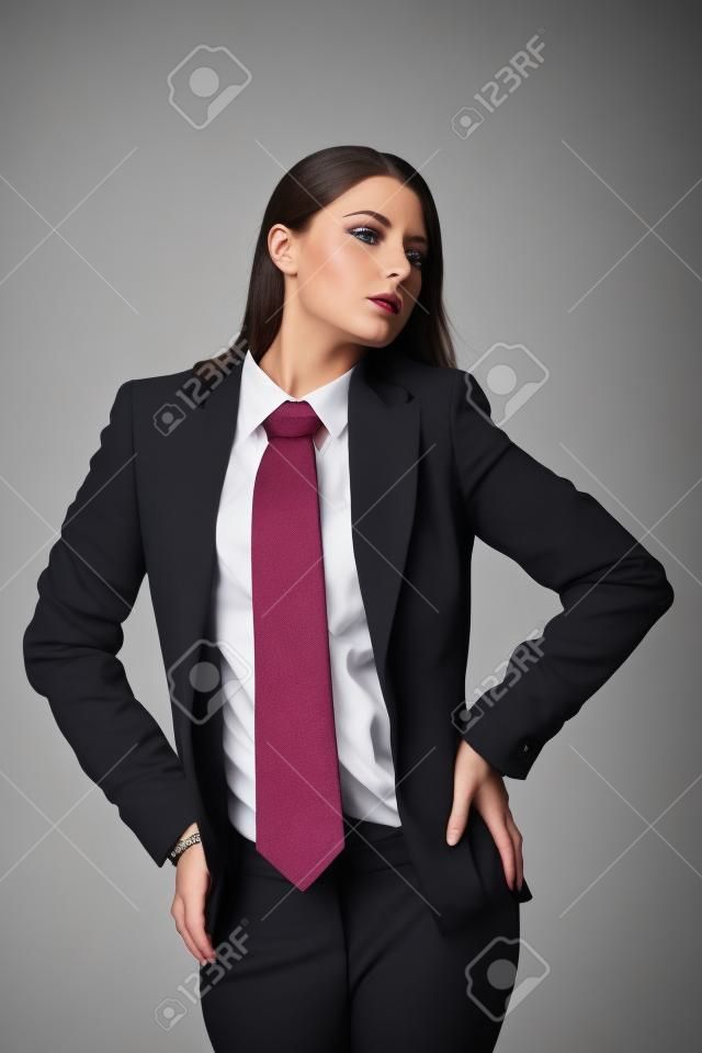 giovane donna vestita in un abito uomo e cravatta