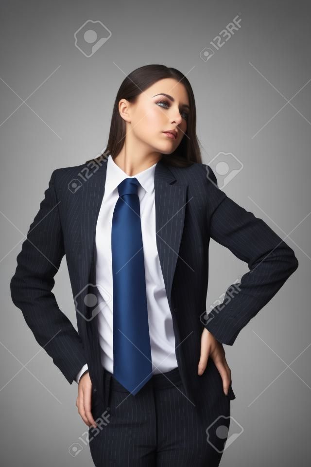junge Frau in einen Mann Anzug und Krawatte