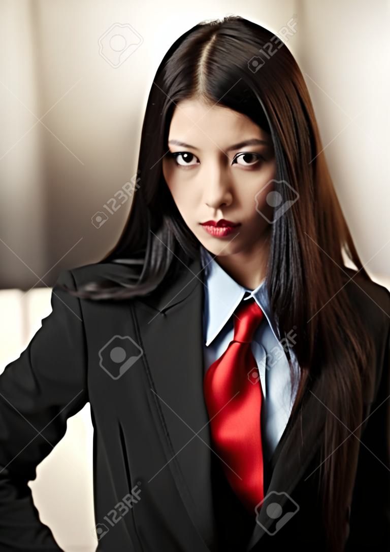 giovane donna vestita in giacca e cravatta uomo guardando la fotocamera