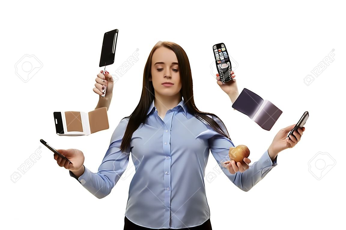 Birçok kolları multitasking konsepti ile meşgul kadın