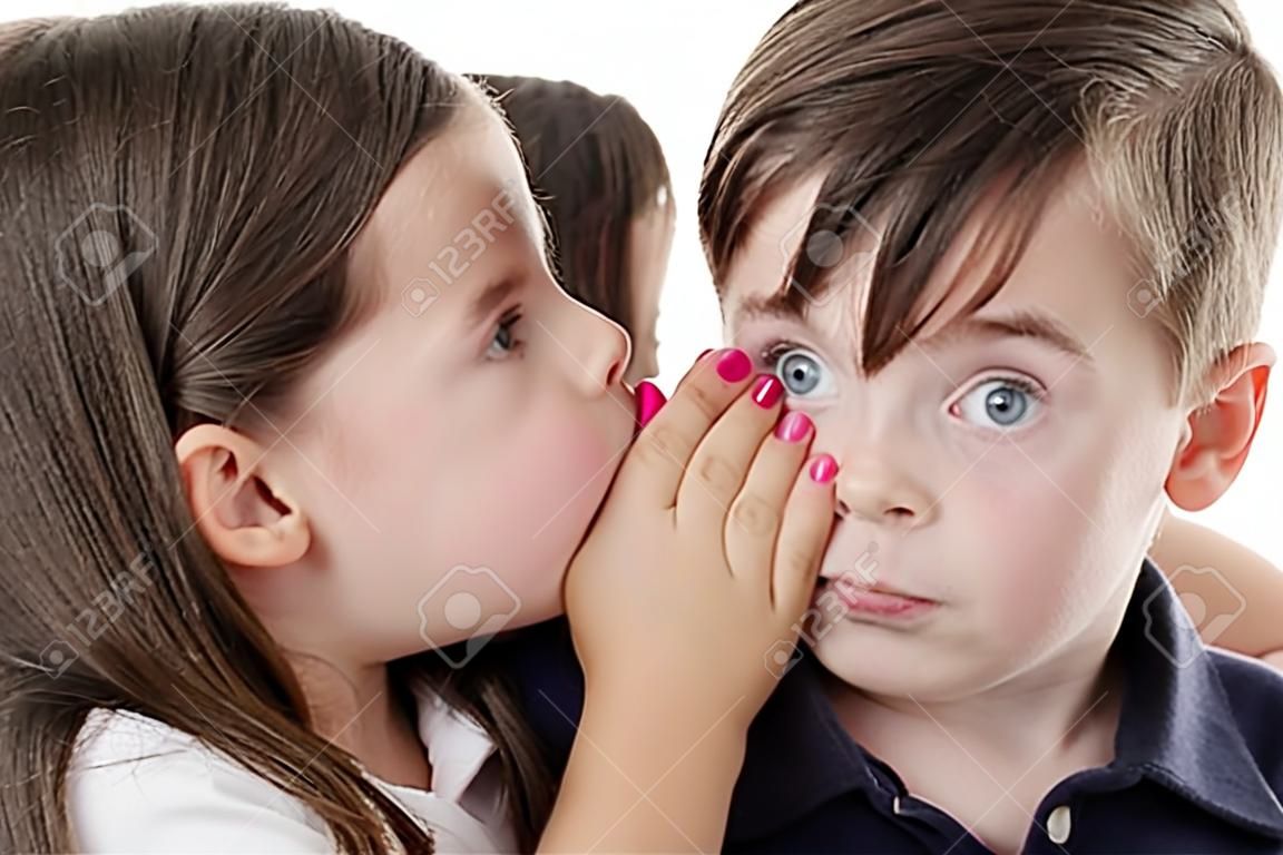 zwei Kinder flüstern einander in die Ohr ein Geheimnis teilen!
