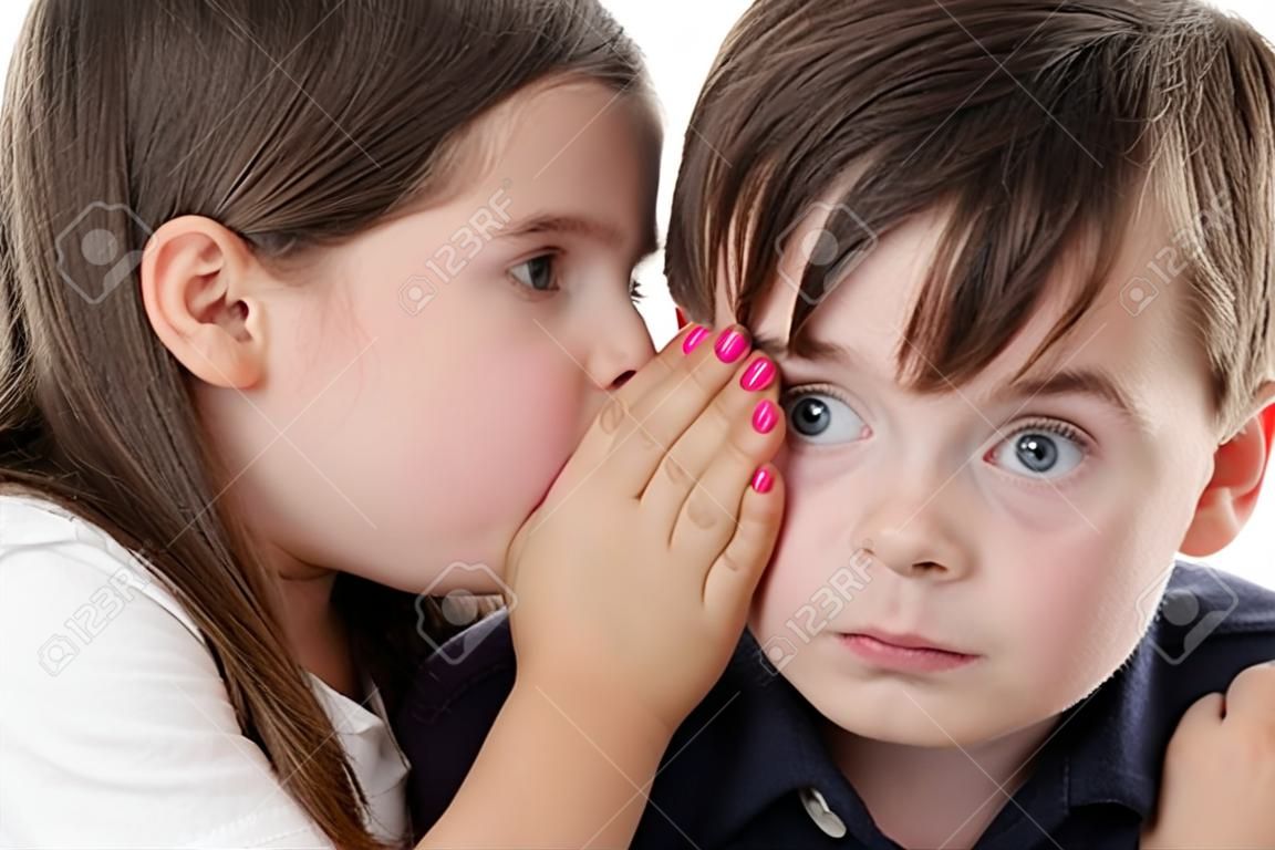 zwei Kinder flüstern einander in die Ohr ein Geheimnis teilen!