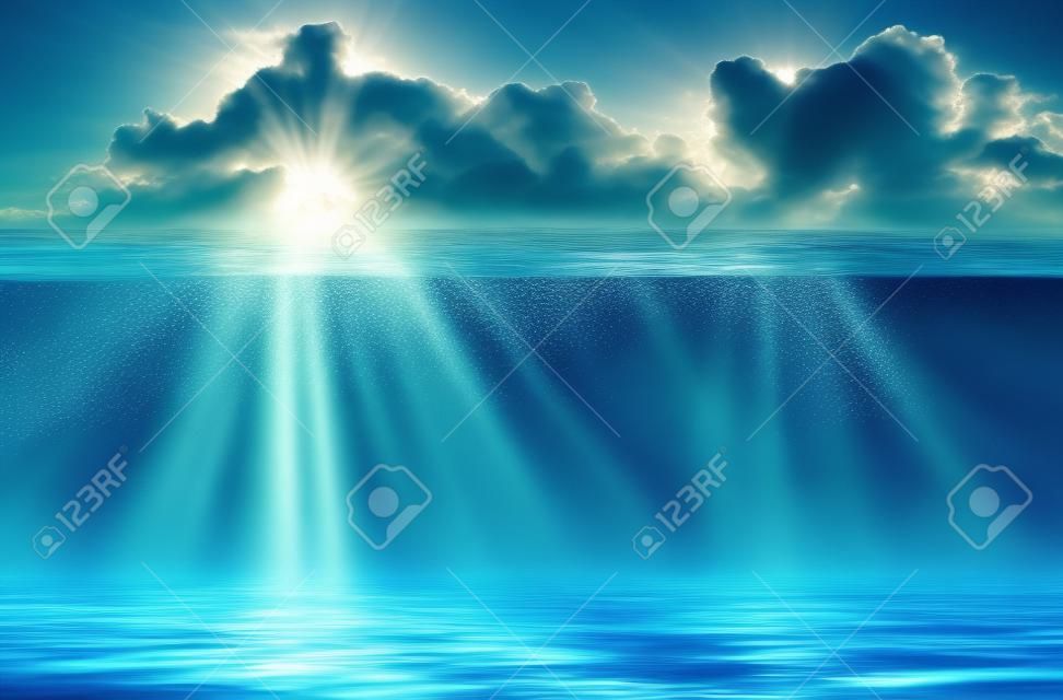 Zonnestraal blauw met bubbels diepe zee of oceaan onderwater achtergrond.