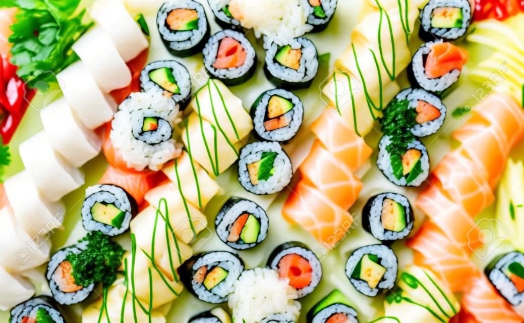 Una grande serie di deliziosi involtini di sushi vista dall'alto Flat Lay. Molto assortimento Philadelphia roll Piatti di pesce crudo giapponese in un piatto in un ristorante tradizionale. Servizio di menu Copy Space Japan