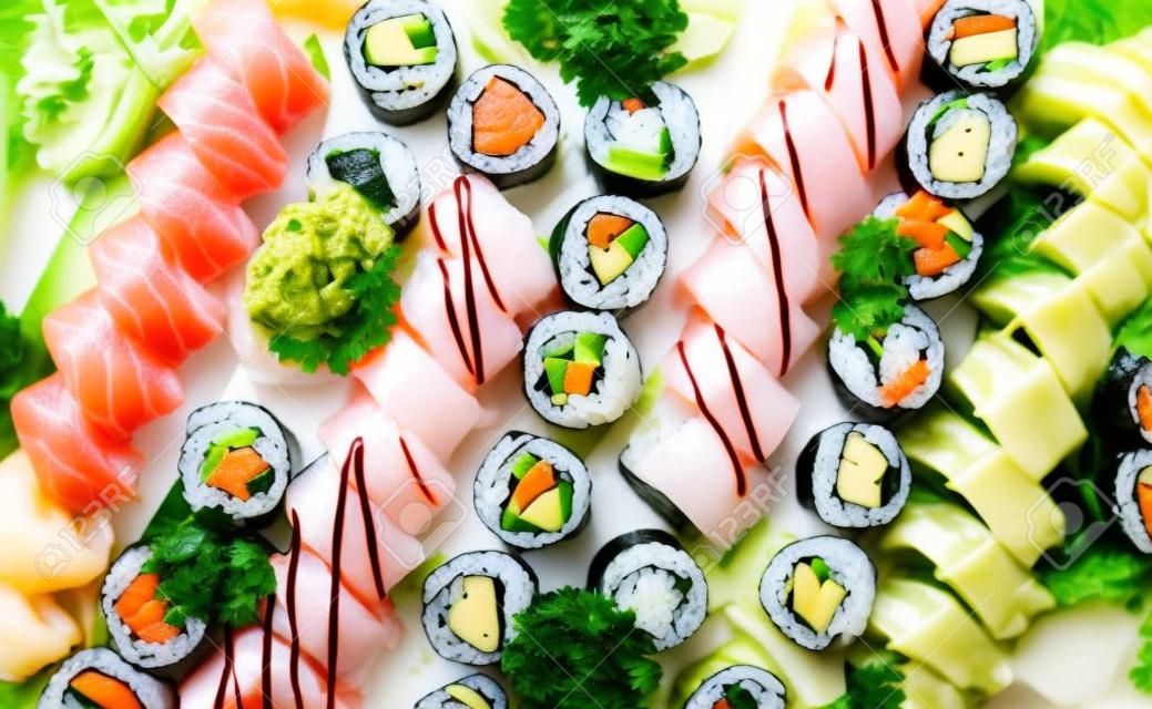 Una grande serie di deliziosi involtini di sushi vista dall'alto Flat Lay. Molto assortimento Philadelphia roll Piatti di pesce crudo giapponese in un piatto in un ristorante tradizionale. Servizio di menu Copy Space Japan