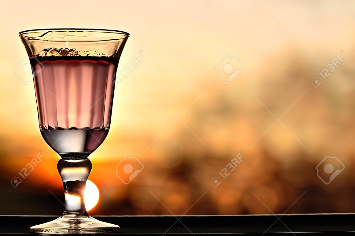 オレンジ色の背景 （夕焼け） ワイン グラス