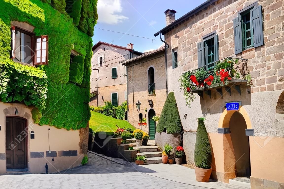 Pittoreske hoek van een schilderachtig heuvelstadje in Italië