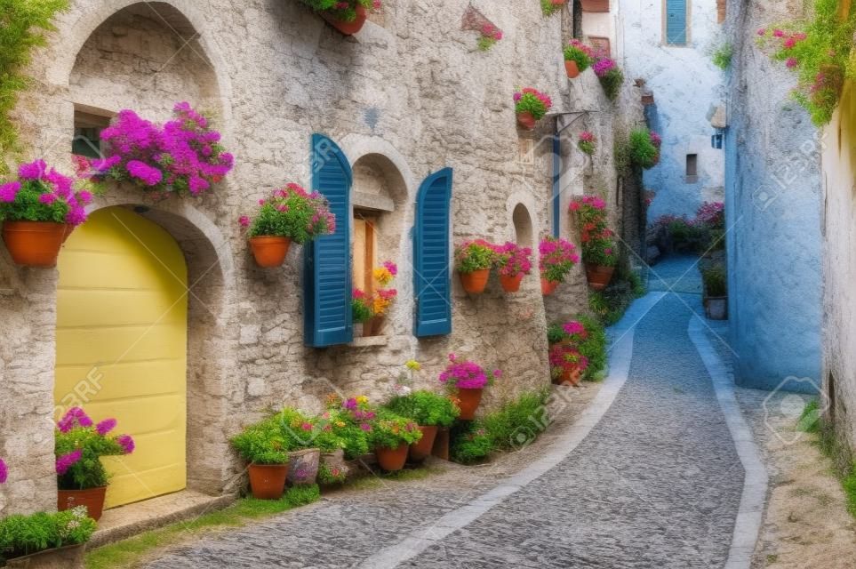 Живописный переулок с цветами в итальянском горном городе