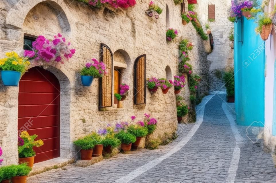 이탈리아의 언덕 마을에 꽃과 그림 레인