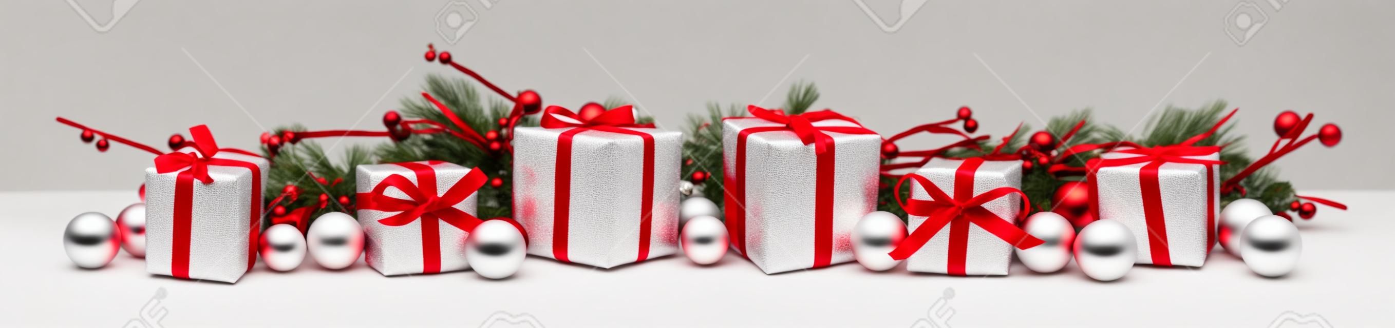 Beyaz bir arka plan üzerinde şube ve kırmızı ve beyaz hediyeler Noel sınır