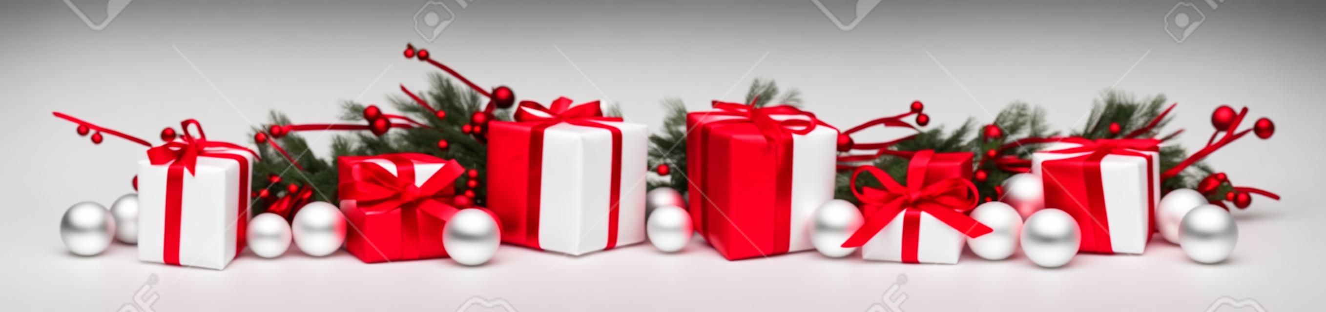 Weihnachten Grenze von Niederlassungen und rote und weiße Geschenke über einem weißen Hintergrund