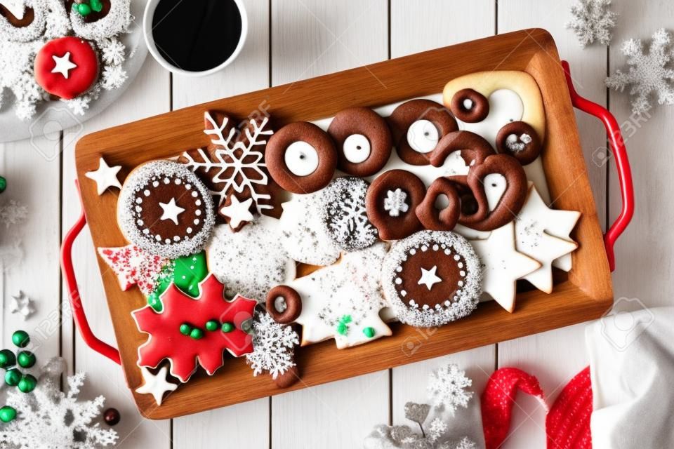 Plateau de biscuits de Noël et cuisson, scène de table vue de dessus sur bois blanc