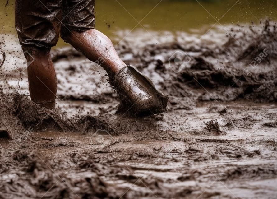 Água lamacenta profunda com os pés espirrando e arrastando a lama em uma corrida