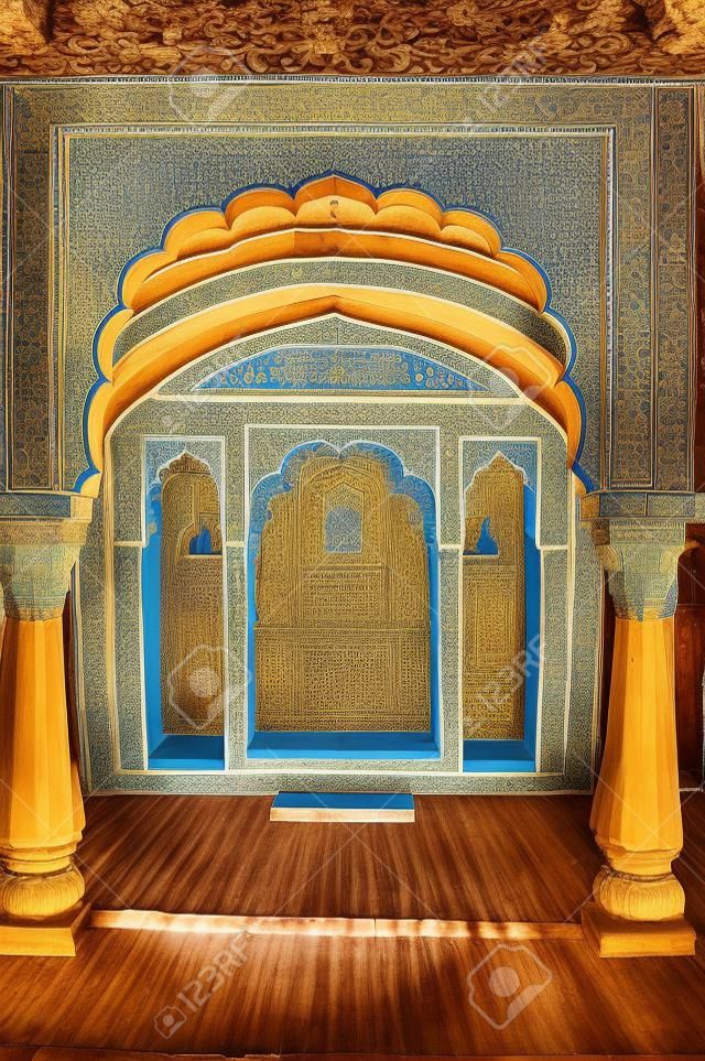 Ornately urządzone pomieszczenia wewnątrz pałacu indyjskiego Maharjah. Bikaner Rajasthan