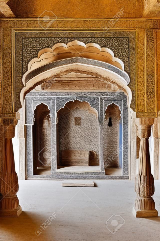 Ornately urządzone pomieszczenia wewnątrz pałacu indyjskiego Maharjah. Bikaner Rajasthan