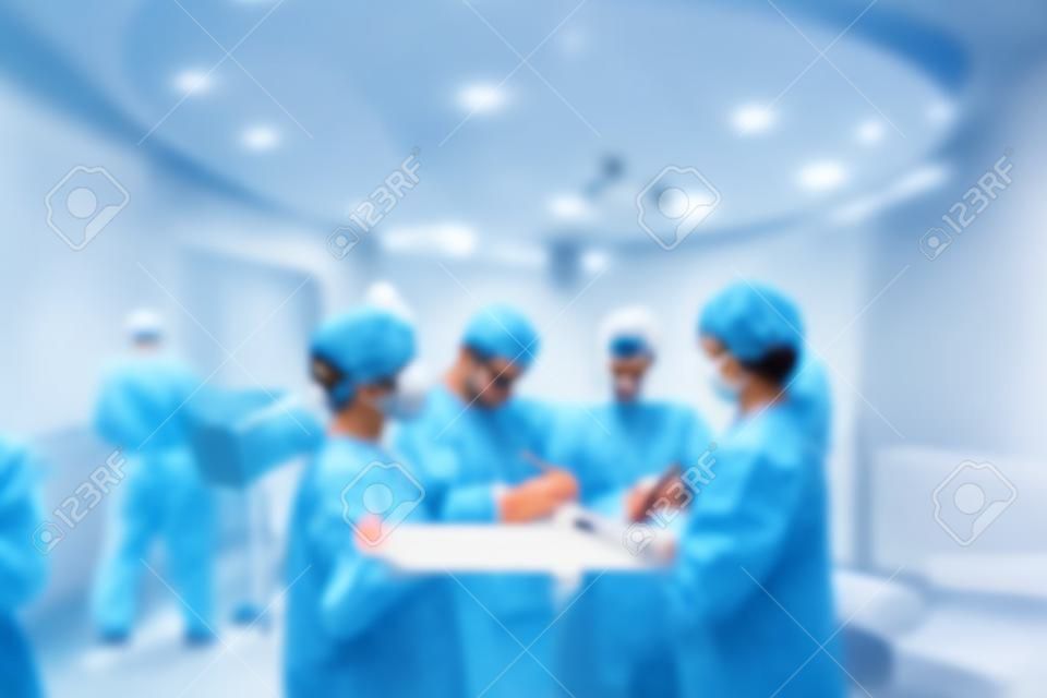 Zoom borrão de cirurgia ao vivo no teatro de operação no hospital