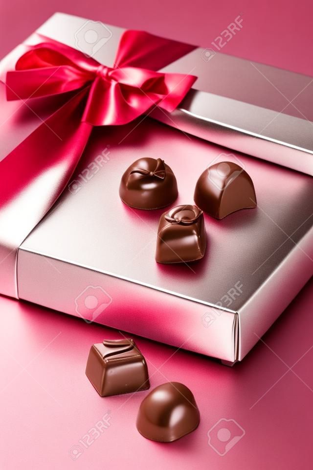 밀크 초콜릿과 리본 활 아름다운 선물 상자, 근접 촬영