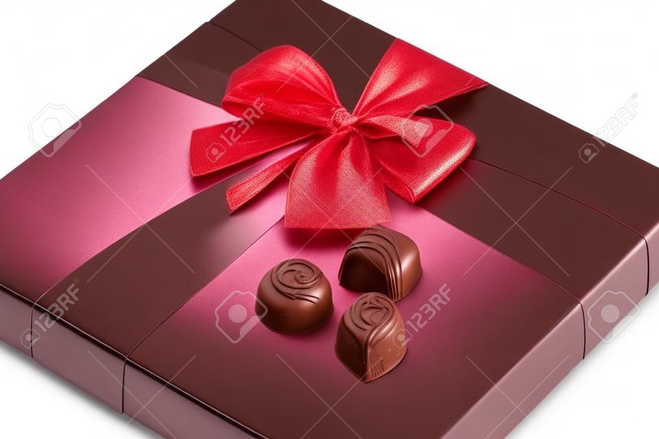 Dolci al cioccolato e confezioni regalo bellissimo nastro con fiocco, closeup colpo
