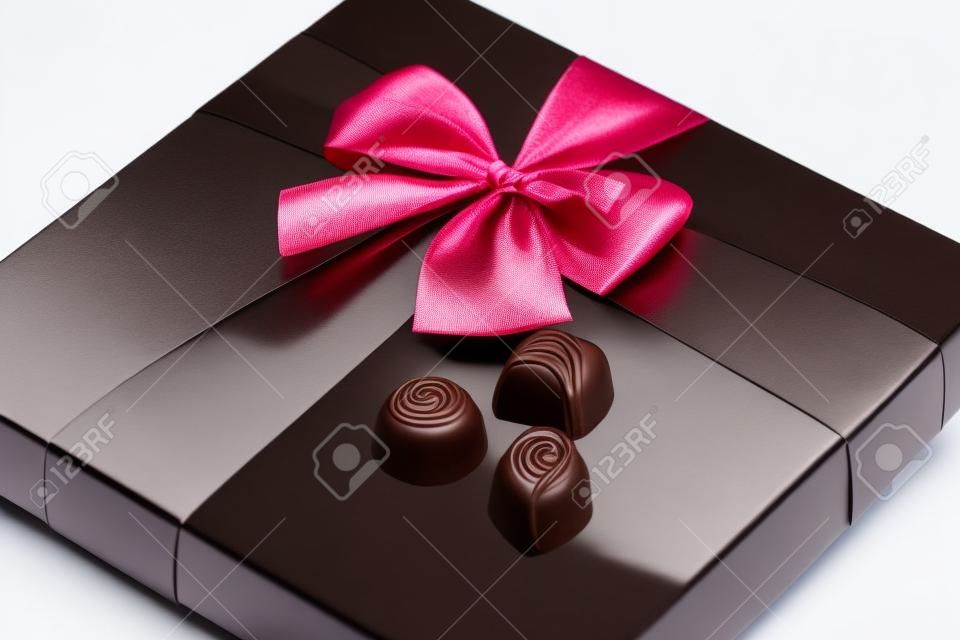 巧克力糖果和漂亮的禮品盒與絲帶蝴蝶結，特寫拍攝