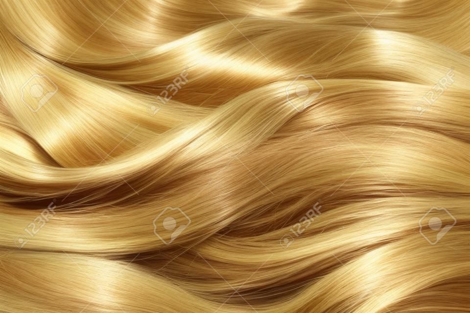 Hermosa textura de cabello sano y brillante, con vetas de oro destacadas