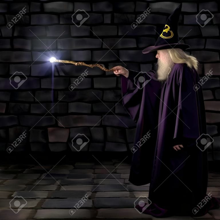 Feiticeiro em um robe roxo e chapéu mágico lançando um feitiço com sua varinha