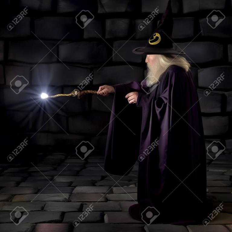 Feiticeiro em um robe roxo e chapéu mágico lançando um feitiço com sua varinha